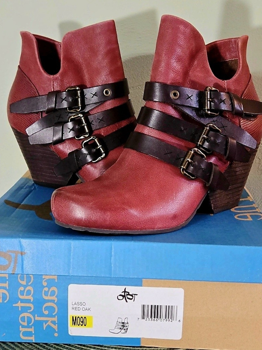 Lasso Red Oak Women's Ankle Boots with Buckle Straps
